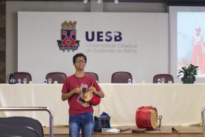 Colóquios Temáticos Nedet/ PPGeo-UESB. Momento Cultural Mestrando Alan Conceição Costa (PPGeo/UESB). Créditos: Horrana Quetile (instagram: hq_lua)