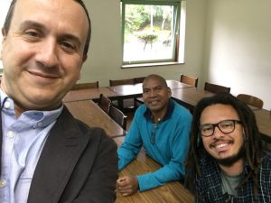 O doutorando Carlos Nássaro (de óculos) com o professor espanhol Miguel Carmona (à esquerda) e o doutorando timorense Celestino Pereira (ao centro), na Universidade do Porto (Crédito: Arquivo Pessoal) 